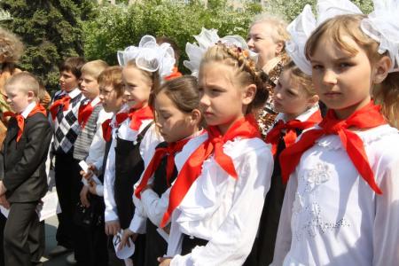 Новосибирск: На площади Ленина торжественно повязали галстуки новым пионерам