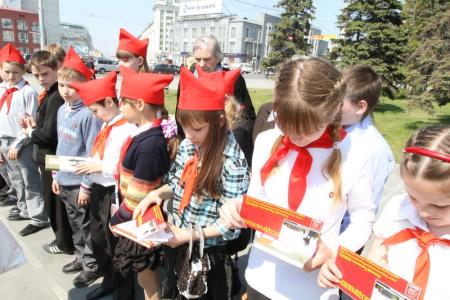 Новосибирск: На площади Ленина торжественно повязали галстуки новым пионерам