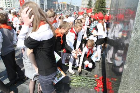 Новосибирск: На площади Ленина торжественно повязали галстуки новым пионерам