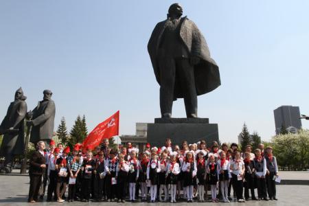 Новосибирск: На площади Ленина торжественно повязали галстуки новым пионерам