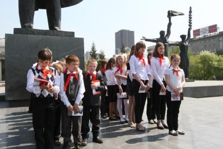 Новосибирск: На площади Ленина торжественно повязали галстуки новым пионерам