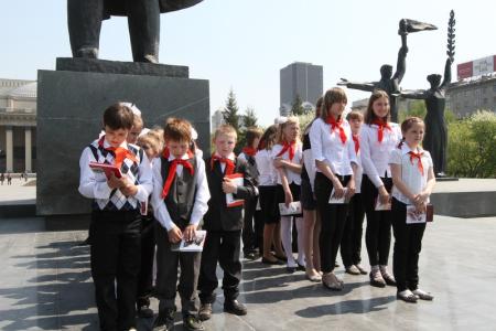 Новосибирск: На площади Ленина торжественно повязали галстуки новым пионерам