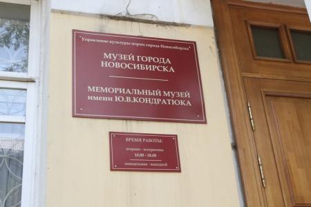 Новосибирск: На площади Ленина торжественно повязали галстуки новым пионерам