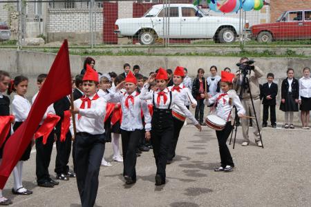 Депутаты-коммунисты отметили День пионерии встречей с молодежью и массовым приемом в пионеры в Малокарачаевском районе Карачаево-Черкесской Республики 