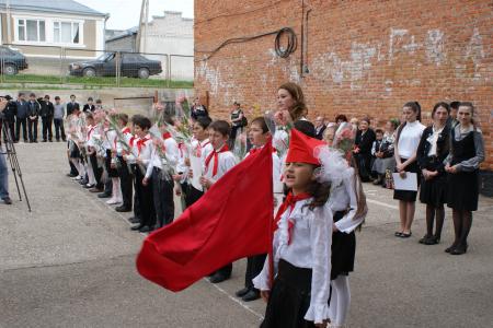 Депутаты-коммунисты отметили День пионерии встречей с молодежью и массовым приемом в пионеры в Малокарачаевском районе Карачаево-Черкесской Республики 
