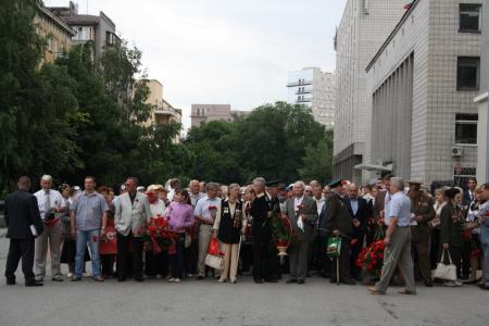 22 июня: Новосибирцы  возложили цветы  к бюсту Покрышкина 