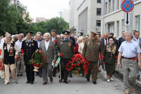 22 июня: Новосибирцы  возложили цветы  к бюсту Покрышкина 