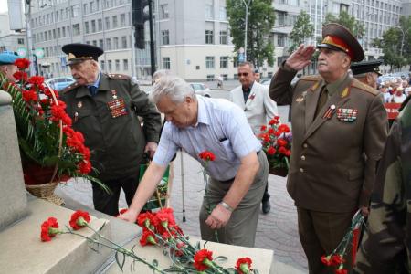 22 июня: Новосибирцы  возложили цветы  к бюсту Покрышкина 