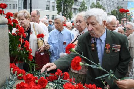 22 июня: Новосибирцы  возложили цветы  к бюсту Покрышкина 