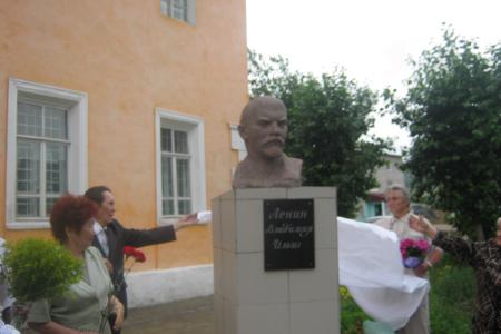 Республика Бурятия: В райцентре Бичура отпраздновали открытие памятника вождю мирового пролетариата 