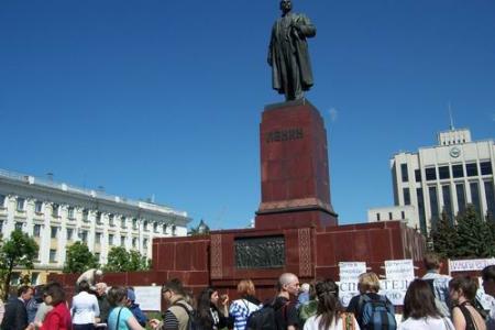 Пикет в центре Казани: Дети в очереди – это позор! Вместо чиновничьих зарплат – постройте детям детский сад!