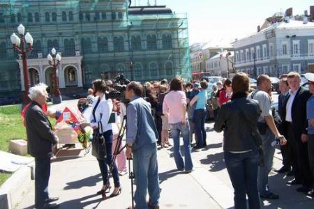 Пикет в центре Казани: Дети в очереди – это позор! Вместо чиновничьих зарплат – постройте детям детский сад!