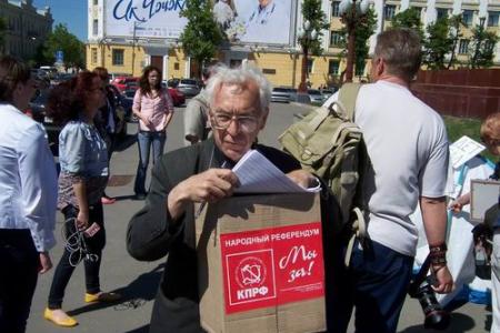 Пикет в центре Казани: Дети в очереди – это позор! Вместо чиновничьих зарплат – постройте детям детский сад!