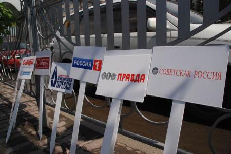 Новосибирск. «День Правды»: Коммунисты и журналисты высадили деревья на Аллее солидарности прессы
