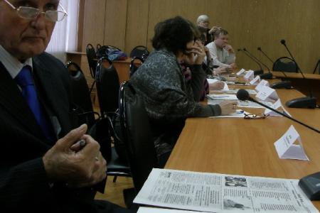 Ульяновск: Музей – мемориал Ленина. Круглый стол с острыми углами 