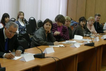 Ульяновск: Музей – мемориал Ленина. Круглый стол с острыми углами 