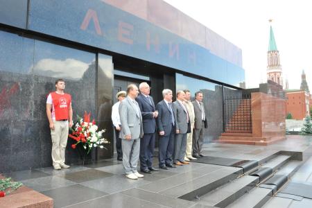 «За Родину! За Сталина!»  В Москве коммунисты почтили память павших в Великой Отечественной  войне
