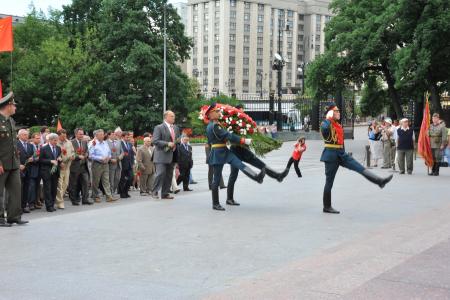 «За Родину! За Сталина!»  В Москве коммунисты почтили память павших в Великой Отечественной  войне