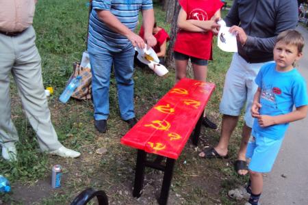 Тульская область: На Дне молодёжи новомосковские коммунисты несли партийную символику в массы