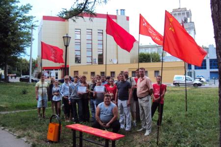 Тульская область: На Дне молодёжи новомосковские коммунисты несли партийную символику в массы
