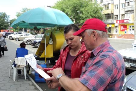 Дети - наше будущее! Барнаульские коммунисты провели пикеты в защиту материнства и детства