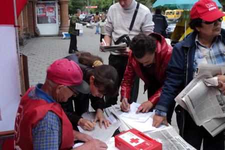 Дети - наше будущее! Барнаульские коммунисты провели пикеты в защиту материнства и детства