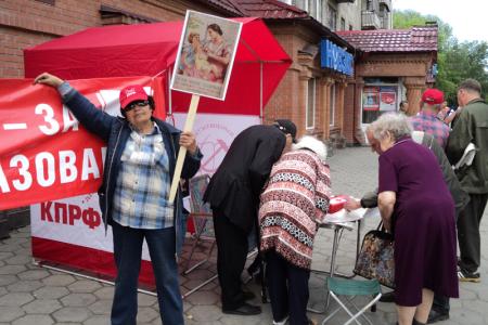 Дети - наше будущее! Барнаульские коммунисты провели пикеты в защиту материнства и детства