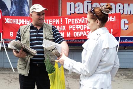 Дети - наше будущее! Барнаульские коммунисты провели пикеты в защиту материнства и детства