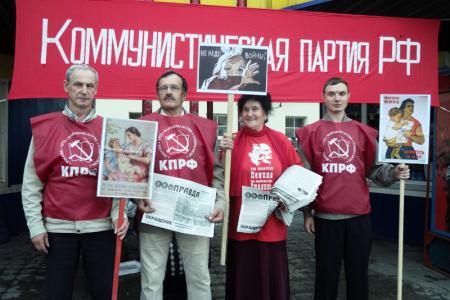 Дети - наше будущее! Барнаульские коммунисты провели пикеты в защиту материнства и детства