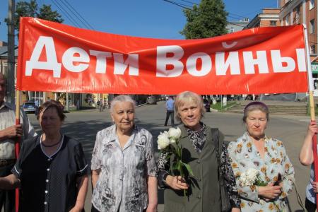 Кировские коммунисты приняли участие в возложении цветов к Вечному огню