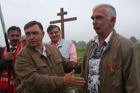 Псковская область: В.С.Никитин и участники агитпробега возложили от имени КПРФ гирлянду памяти на "Линии Сталина"