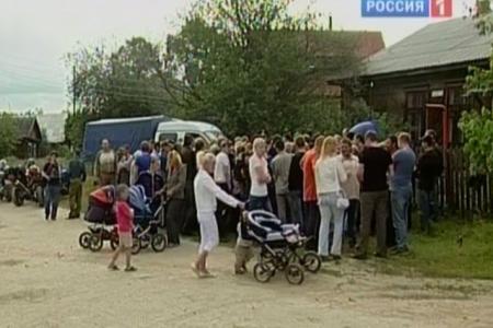 В уральском поселке опасаются возвращения кавказских "карателей" и обсуждают создание народного ополчения. Жителям грозили всех "вырезать и спалить"