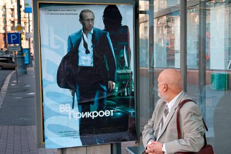 Медведев – «капитан Америка», Путин – «мини Джеймс Бонд», а вместе – заурядные теннисисты. Предвыборные штабы «тандемократов» развернули войну билбордов в центре Москвы?