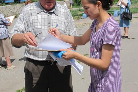 Алтайский край: рубцовские ополченцы записывают желающих в ряды движения и собирают подписи под  «исковым заявлением» Президенту РФ