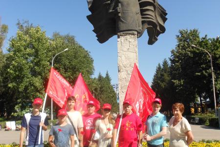 Липецкий комсомол возложил цветы к памятнику Валентину Скороходову
