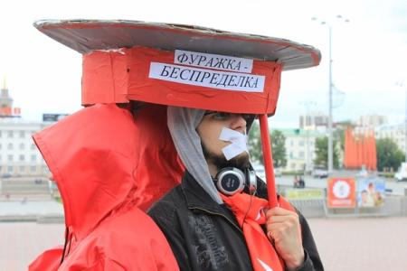 Свердловск. «По шапке» полицейской фуражкой