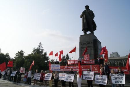"Мы лишены всех социальных гарантий, завоёванных нашими дедами в октябре 1917 года". Митинг памяти "20 лет без СССР" состоялся в Красноярске
