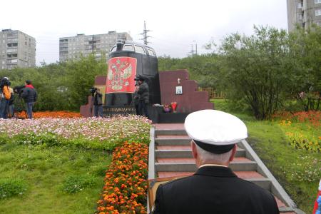 Мурманск: Митинг памяти и скорби в 11-летие гибели подлодки «Курск»