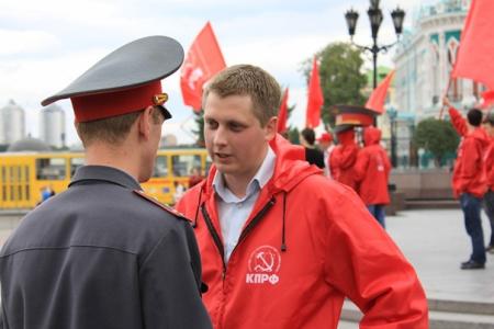 Свердловск. «По шапке» полицейской фуражкой
