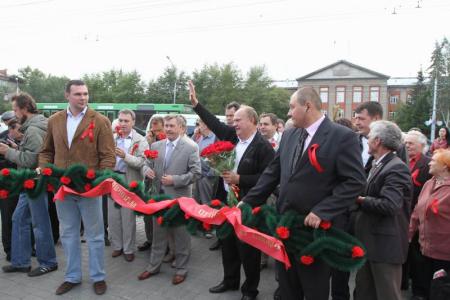 Г.А. Зюганов принял участие в возложении цветов сибирякам, освобождавшим мир от "коричневой чумы"