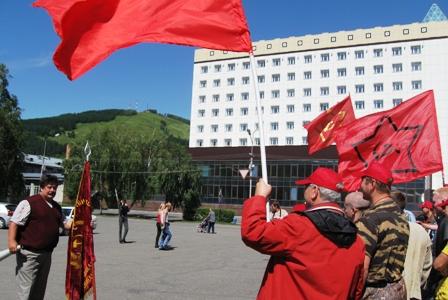 Коммунисты Алтайского края и республики Алтай ударили автопробегом - по стараниям «единороссов» поставить себе в заслугу полет Германа Титова 
