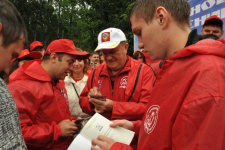«Зюганов – наш президент!» Рабочая поездка лидера КПРФ и «Народного ополчения» в Орловскую область