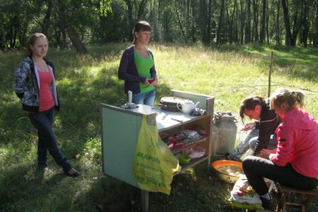 «Наш мир не продается! Продолжай бороться!» В Бийском районе Алтайского края прошел летний лагерь комсомольского актива