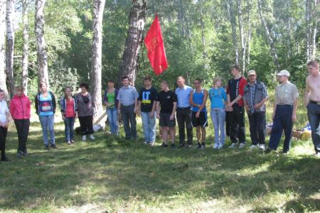 «Наш мир не продается! Продолжай бороться!» В Бийском районе Алтайского края прошел летний лагерь комсомольского актива