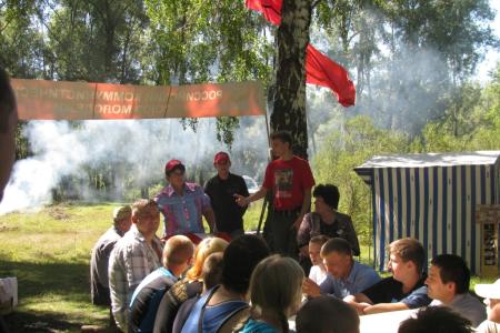 «Наш мир не продается! Продолжай бороться!» В Бийском районе Алтайского края прошел летний лагерь комсомольского актива