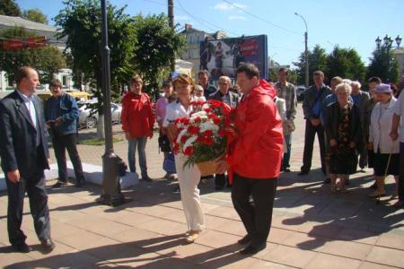 Коммунисты Ивановской области возложили цветы к памятнику рабочим, расстрелянным буржуазной властью в 1915 году