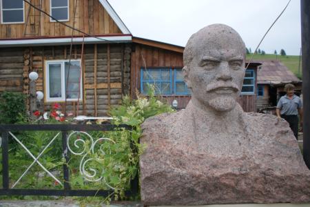 Республика Алтай: Памятник Ленину в Черном Ануе  взят под защиту сельчанами