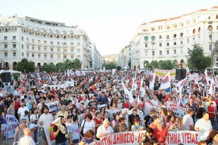 Новые демонстрации в Греции. Компартия страны первой демократии готова вывести народ на улицы и вышвырнуть ЕС
