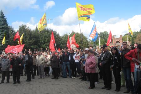 Митинг в Калининграде: «Чтоб тебе ездить на одной «Калине», «Депутат-единорос – нефте-газа-кровосос»