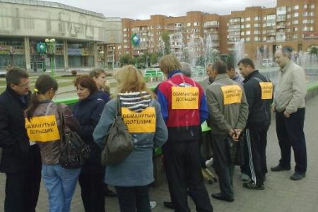 Ярославль. Депутаты-коммунисты проводят прием граждан на площади Юности